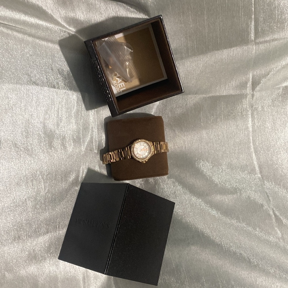 Watch - Picture 2 of 3